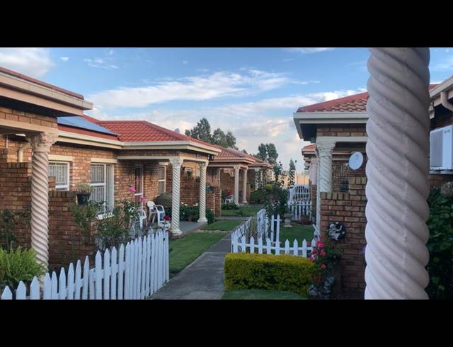 2 BEDROOM TOWNHOUSE FOR SALE IN VAN DYK PARK